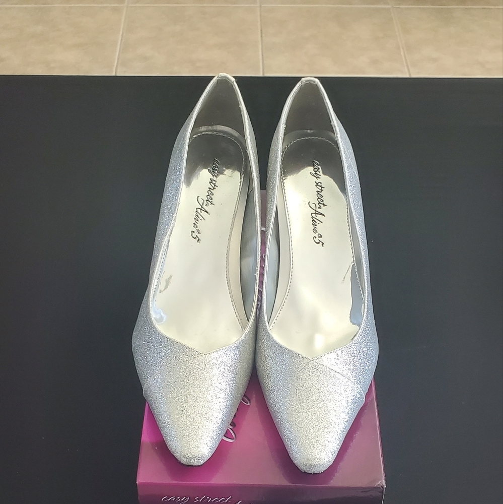 Easy Street Alive 5 Women's Silver Glitter Heels. Size 11M